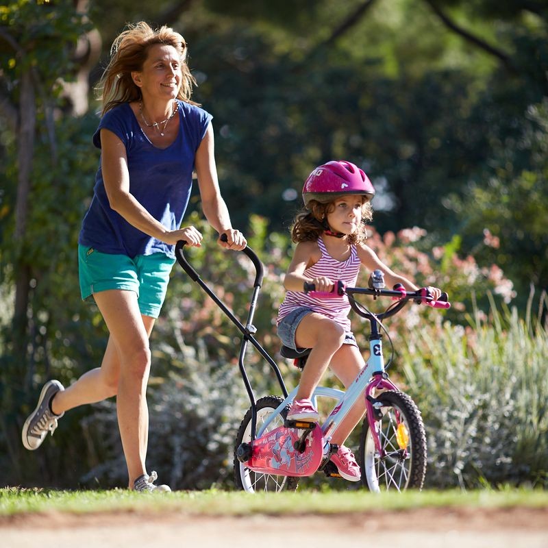 Ездить на велосипеде беременной. Дети с велосипедом. Велосипед для мамы с ребенком. Кататься на велосипеде. Дети на самокатах и велосипедах.